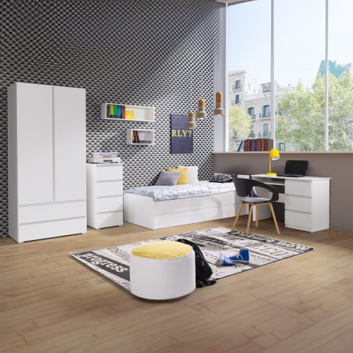 Nowoczesna aranżacja pokoju młodzieżowego z białymi meblami OSMO – komodą z czterema szufladami, szafą, biurkiem i łóżkiem, w jasnym, przestronnym wnętrzu.jpg