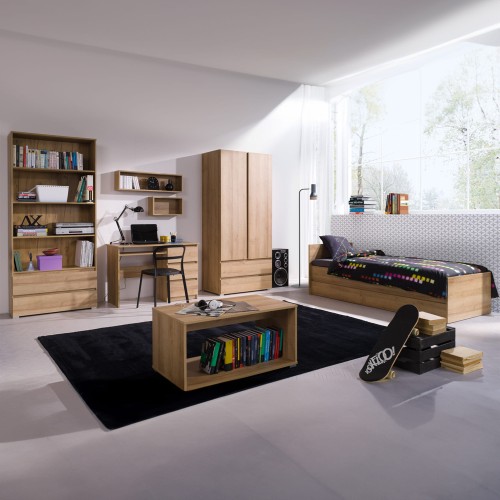 Pokój młodzieżowy COSMO w kolorze dąb riviera z nowoczesnymi meblami: komodą, szafą, biurkiem, regałami i łóżkiem, tworzący spójną i funkcjonalną przestrzeń.jpg