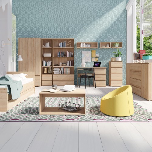 Pokój młodzieżowy z meblami OSMO w kolorze dąb sonoma – komoda z czterema szufladami, regały, biurko i łóżko w harmonijnej aranżacji.jpg