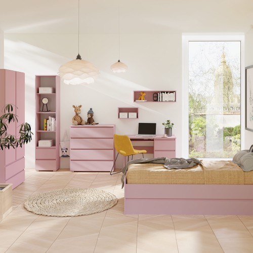 Stylowa aranżacja pokoju młodzieżowego z kolekcją OSMO w kolorze różowym, z łóżkiem, biurkiem, regałem i komodą z czterema szufladami.jpg