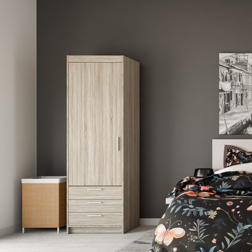 Jasna szafa HELENA dąb sonoma z trzema szufladami i srebrnymi uchwytami w aranżacji sypialni.