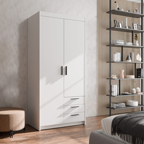 Biała szafa dwudrzwiowa z trzema szufladami po prawej, czarne uchwyty, nowoczesne wnętrze.