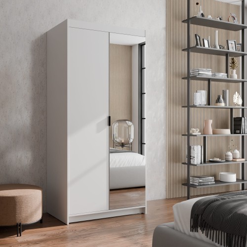 Biała szafa przesuwna z dużym lustrem i czarnymi uchwytami – nowoczesna aranżacja sypialni