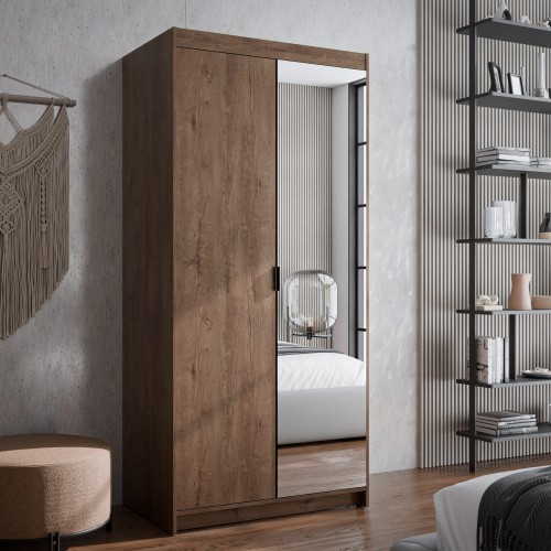 Szafa przesuwna z dużym lustrem w kolorze dąb lefkas, czarny uchwyt; nowoczesna aranżacja sypialni.