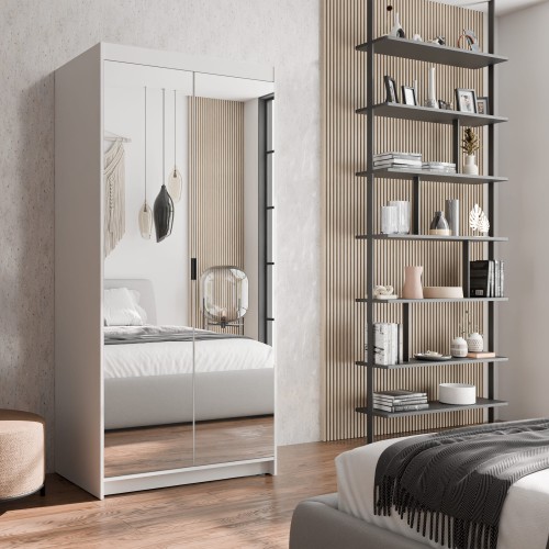 Biała szafa przesuwna z dwoma lustrzanymi frontami i czarnym uchwytem; nowoczesna aranżacja sypialni.