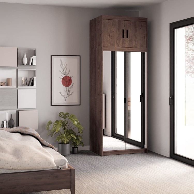 Szafa przesuwna w kolorze dąb lefkas z dwoma lustrami i czarnym uchwytem; nowoczesna aranżacja sypialni.