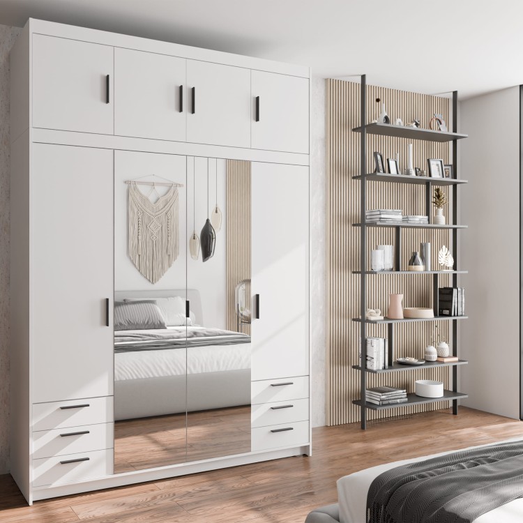 Modułowa biała szafa czterodrzwiowa z dwiema taflami luster, sześcioma szufladami i górną nadstawką; czarne uchwyty, eleganckie wnętrze.