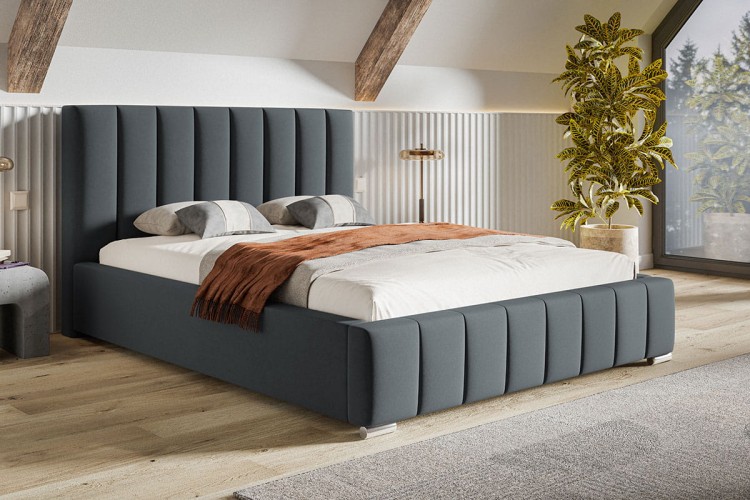 Łózko Bedi 10 z przeszywanym pionowo zagłówkiem w tkaninie Jasmine 96 w pomieszczeniu