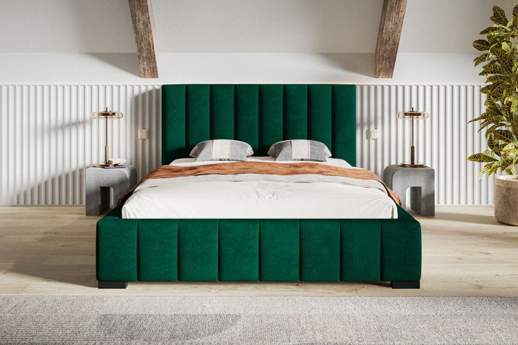 Łózko Bedi 10 z przeszywanym pionowo zagłówkiem w tkaninie Kronos 19 w pomieszczeniu widok od przodu