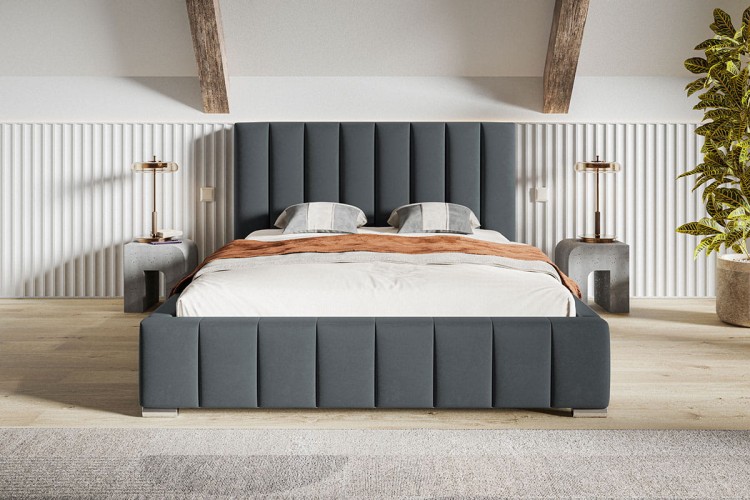 Łózko Bedi 10 z przeszywanym pionowo zagłówkiem w tkaninie Jasmine 96 w pomieszczeniu widok od przodu