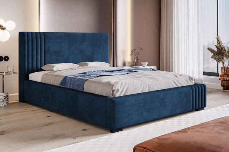 Łózko Bedi 13 z przeszywanym zagłówkiem po jednej stronie w tkaninie Kronos 09 we wnętrzu mieszkania