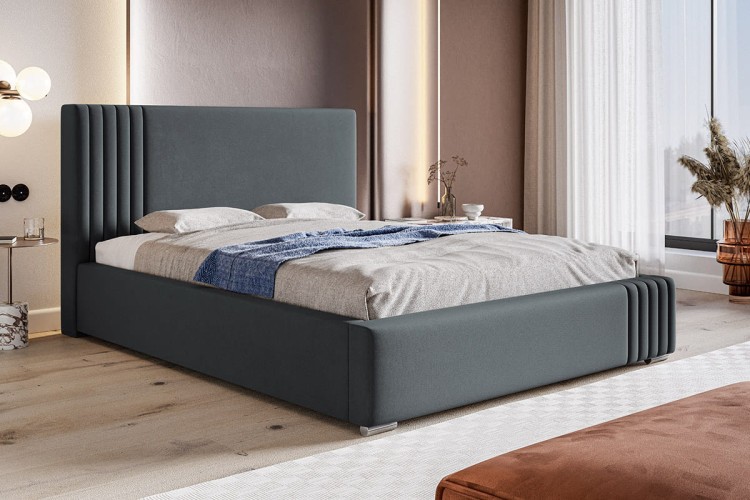 Łózko Bedi 13 z przeszywanym zagłówkiem po jednej stronie w tkaninie Jasmine 96 we wnętrzu mieszkania