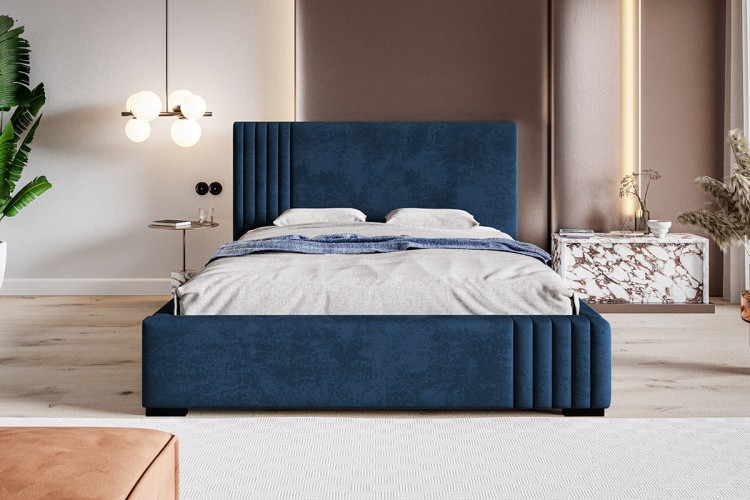 Łózko Bedi 13 z przeszywanym zagłówkiem po jednej stronie w tkaninie Kronos 09 we wnętrzu mieszkania widok z przodu