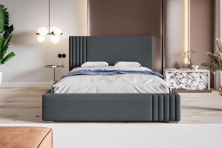 Łózko Bedi 13 z przeszywanym zagłówkiem po jednej stronie w tkaninie Jasmine 96 we wnętrzu mieszkania widok z przodu